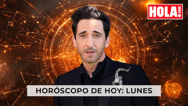 Adrien Brody en primer plano; de fondo, la rueda del zodiaco