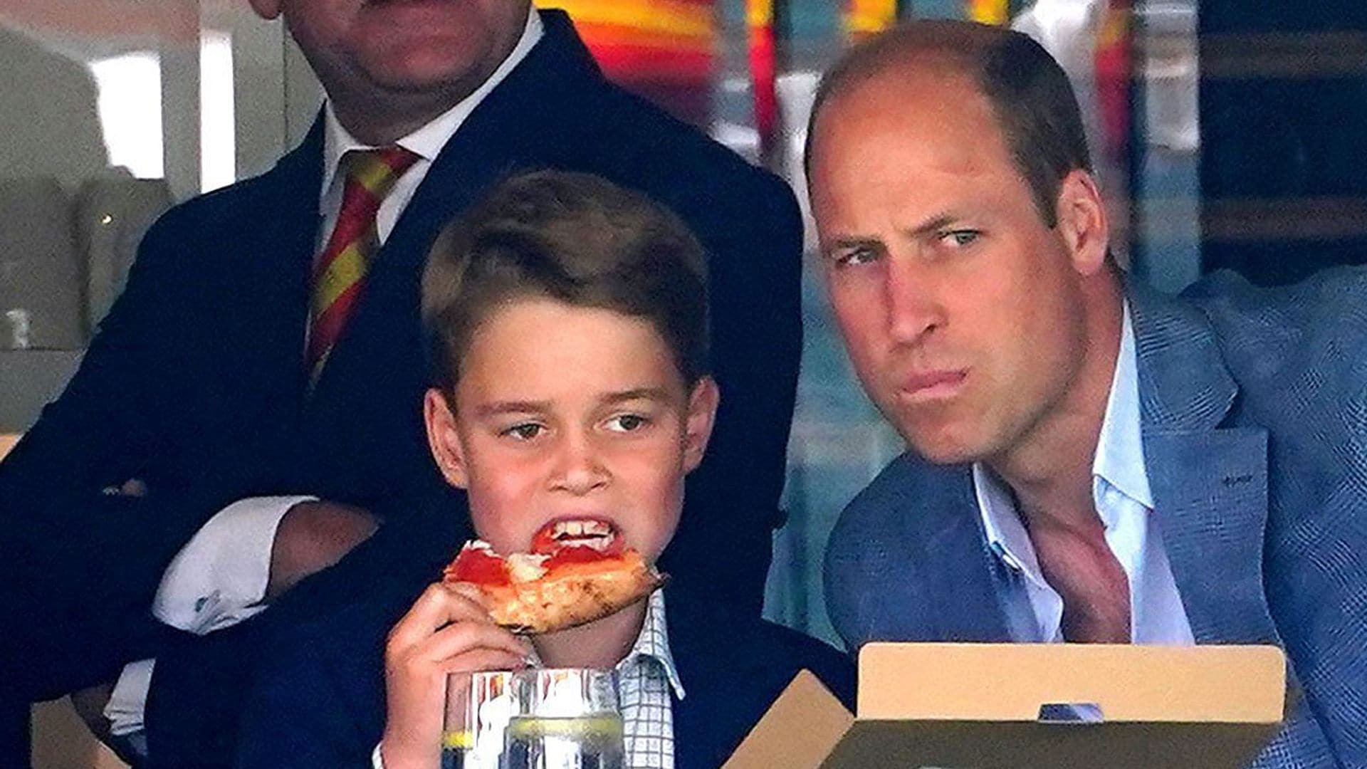 Las fotos más simpáticas del príncipe George comiendo pizza junto a su padre, ¡y clavando sus gestos!