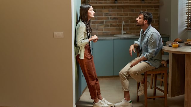 pareja joven hablando seria en la cocina