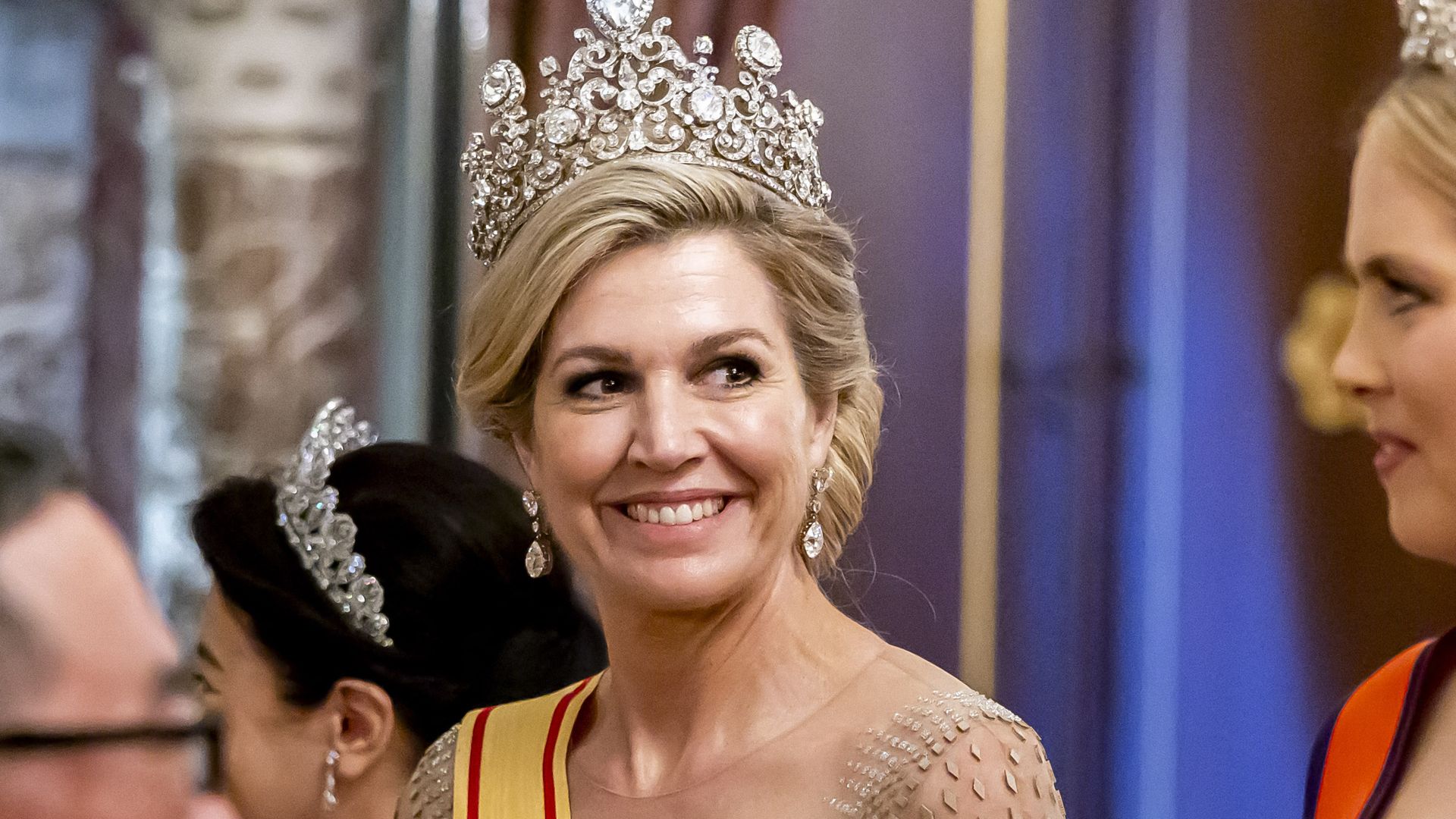Máxima de Holanda con transparencias, Amalia eclipsa con diamantes y Ariane debuta de rojo: el trío real convierte las joyas en protagonistas