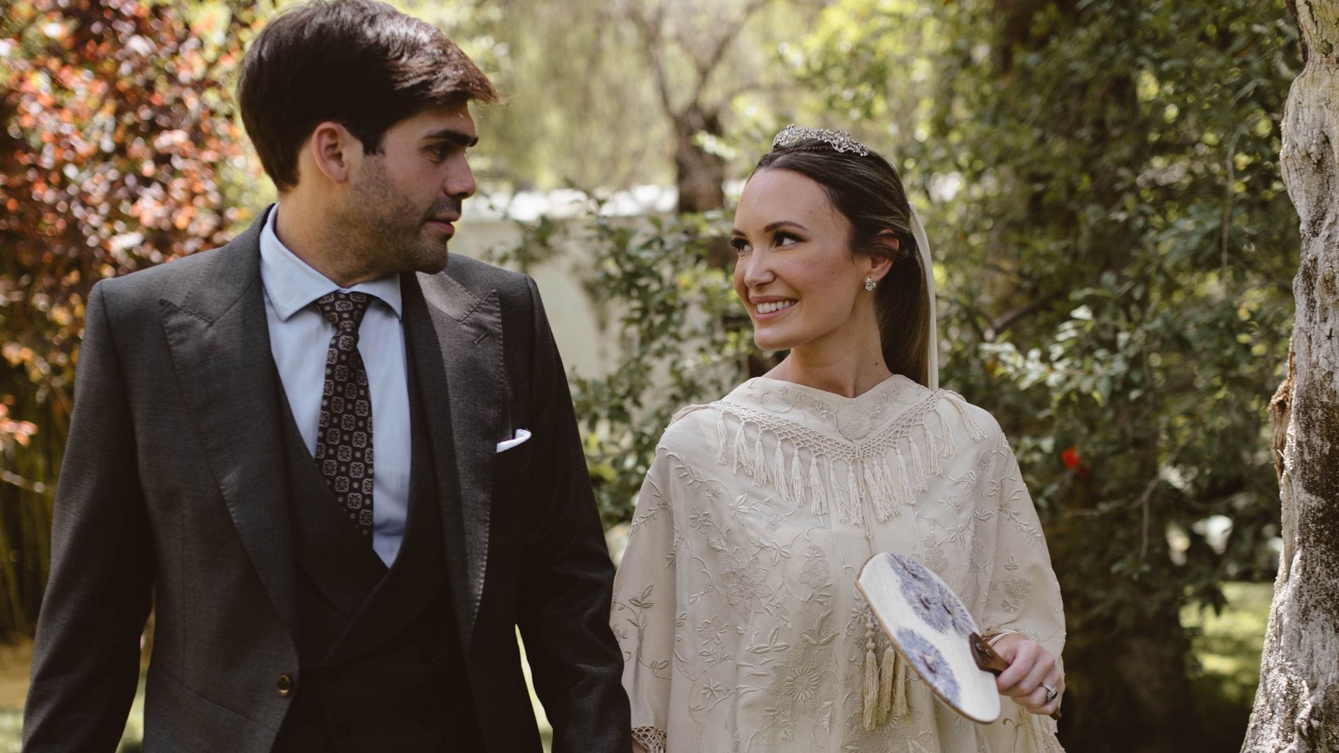 El vestido de novia de Andrea y la capa del siglo XIX que heredó de su abuela: así fue su boda en Sevilla