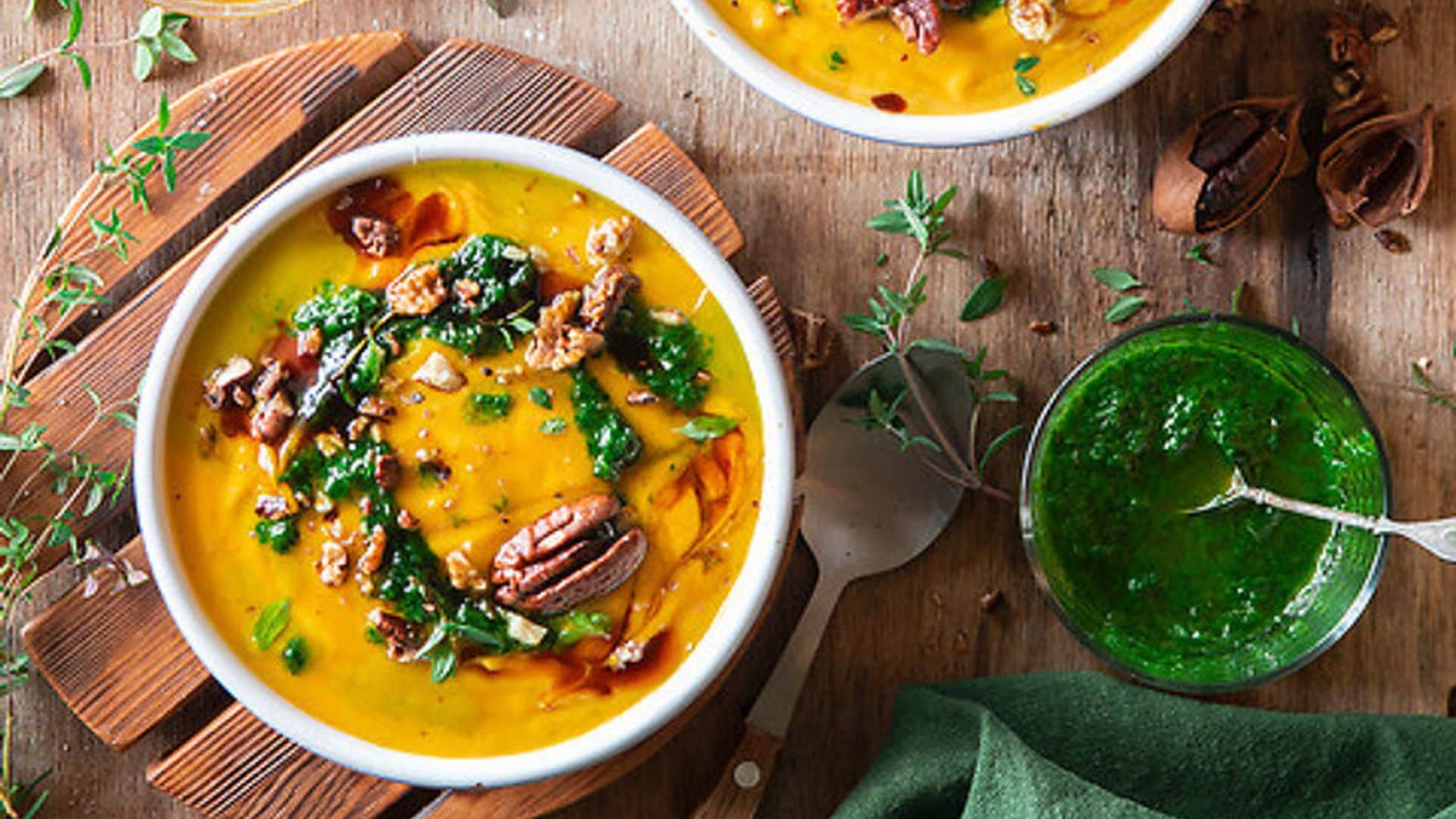 Crema de calabaza con pesto verde y nueces pecanas