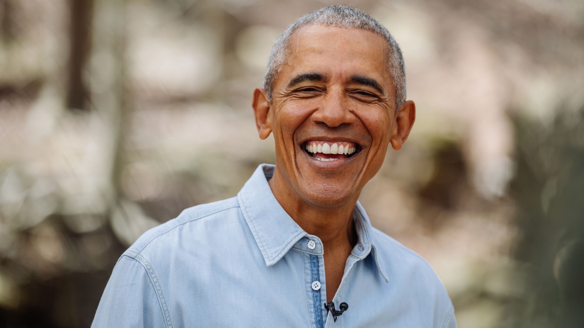 Barack Obama y su simpática disculpa tras colarse en una foto familiar 