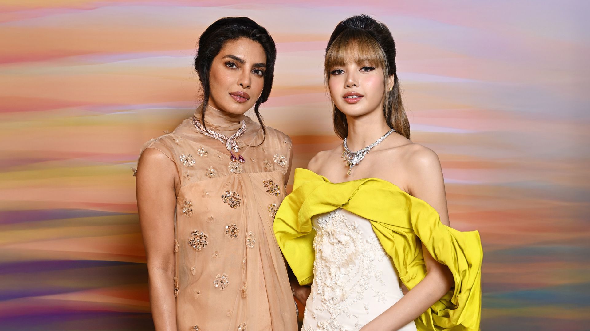Un desfile entre volcanes, columnas griegas y piedras preciosas: el evento de Alta Joyería que reunió en Sicilia a Priyanka Chopra y Lisa