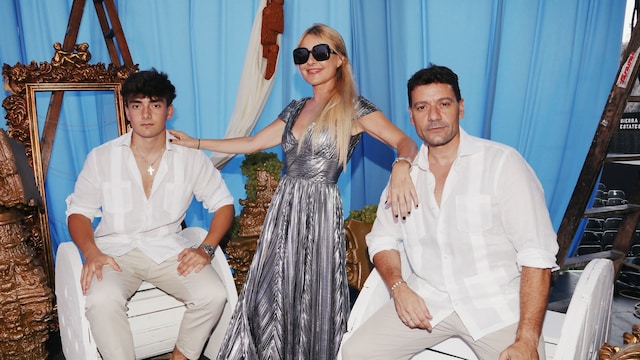Leo Ayyashi, Cayetana Guillén Cuervo y Omar Ayyashi posando durante la Gala solidaria de la fundación Starlite 2023, a 13 de agosto de 2023, en Marbella  