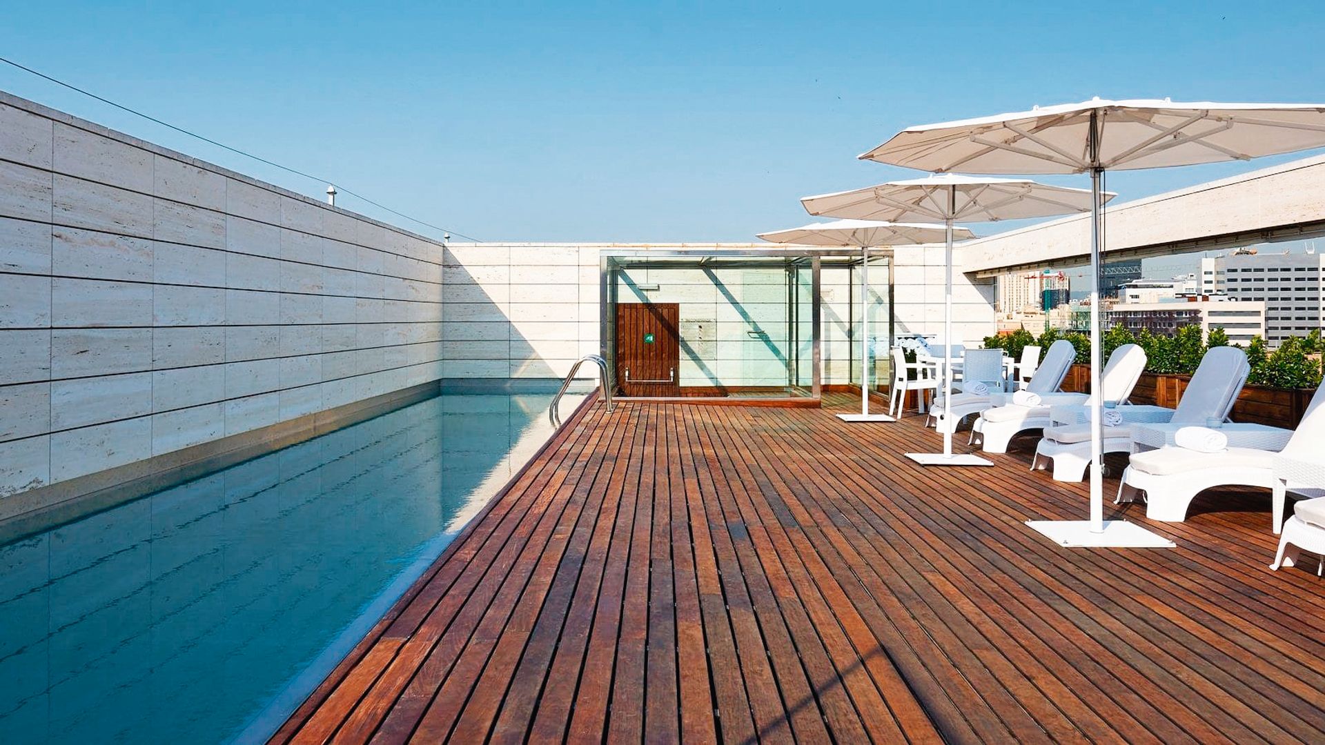 4 piscinas en Barcelona para refrescarte en verano: panorámicas de escándalo y ambiente exquisito