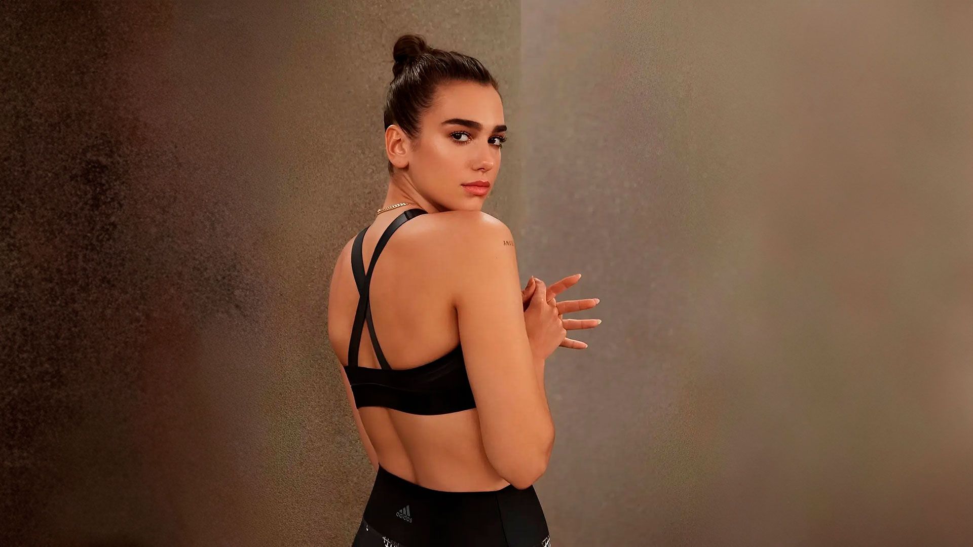 Dua Lipa practica todos los días esta postura de yoga para evitar la celulitis