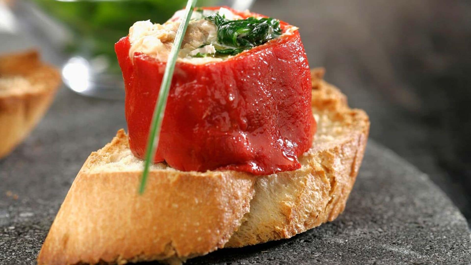 Tapa de pimiento del piquillo relleno de sardinas