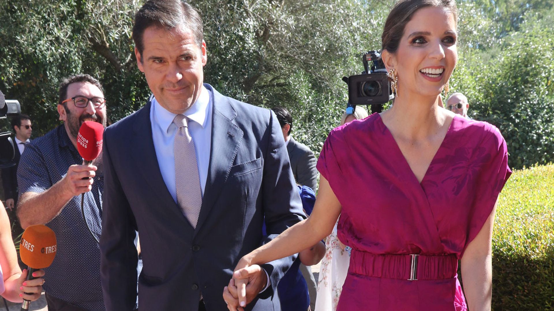 El look buganvilla de Margarita Vargas con pendientes 'vintage' y sandalias de flores