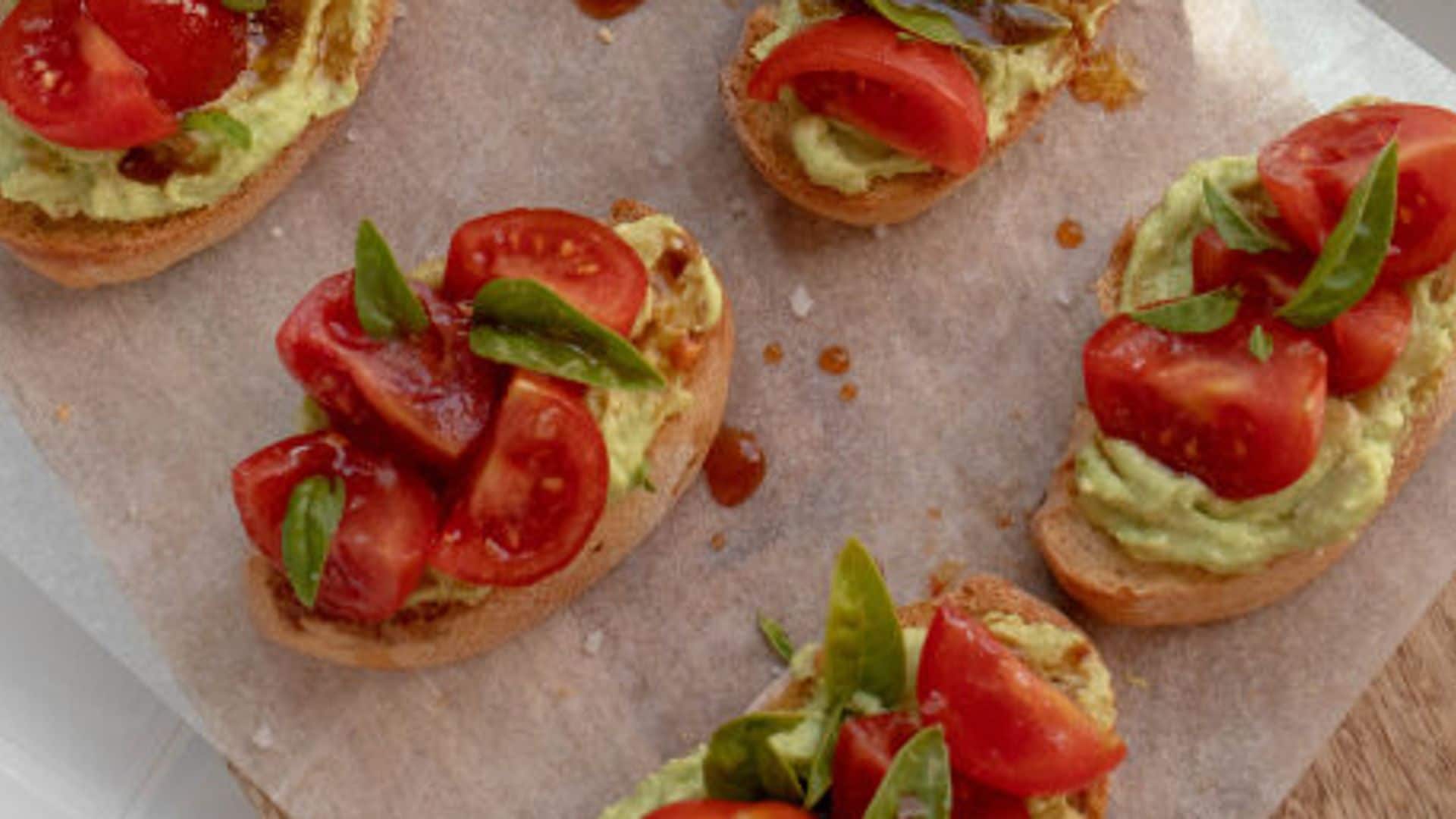 Tostadas de aguacate, tomate y queso fresco