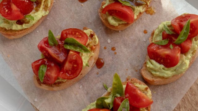 Tostadas de aguacate con tomate y queso fresco