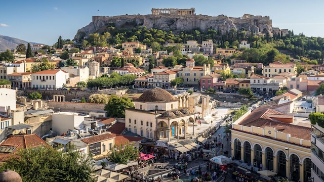 Panorámica del bello barrio de Plaka sobre la colina de la Acrópolis de Atenas