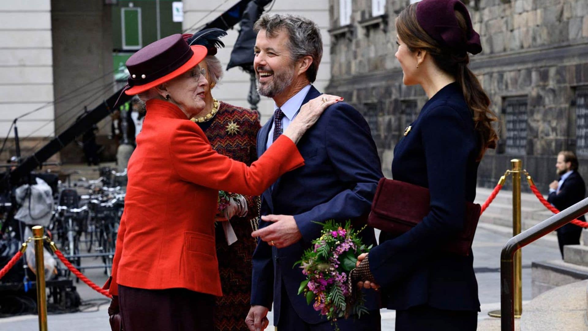 Radiografía a las monarquías en tiempos de reducciones forzosas y marchas inesperadas de las Familias Reales