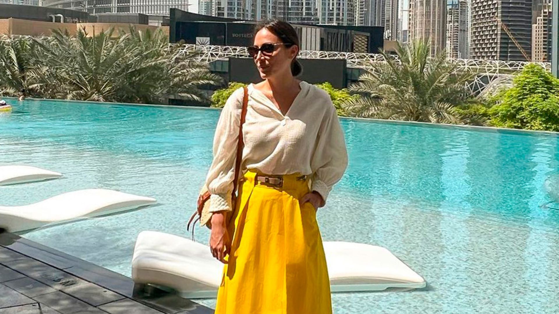 El look de Tamara Falcó en su escapada a Dubái con el color tendencia de la temporada