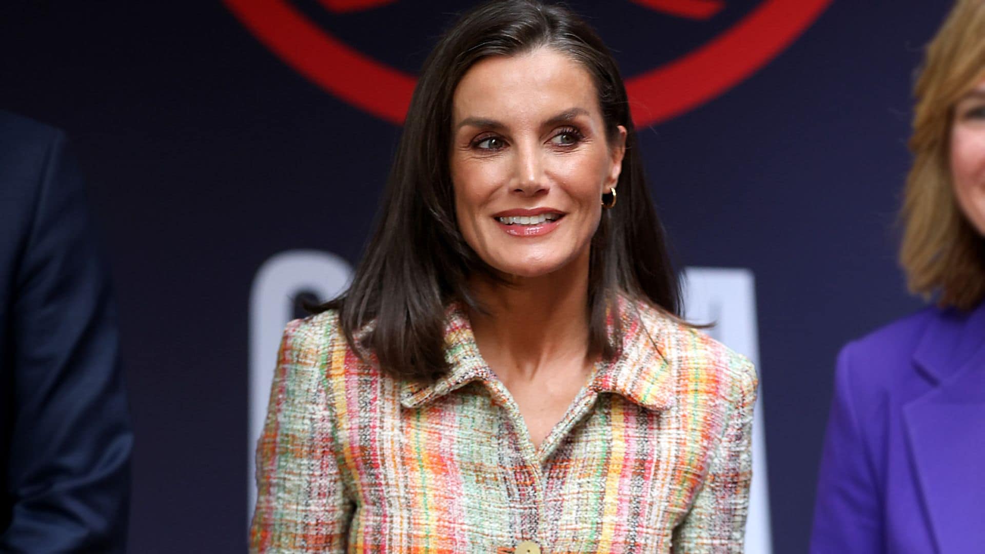 La reina Letizia acude al fútbol en Zaragoza con una chaqueta española de 'tweed' y pantalón blanco