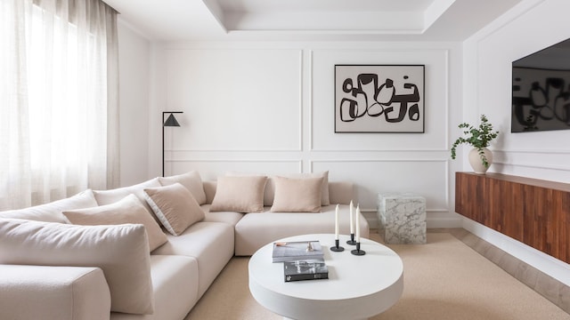 Salón con paredes blancas y molduras. Un cuadro en blanco y negro decora una de las paredes