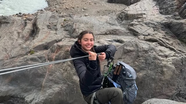 Carys Douglas en una tirolina en Argentina