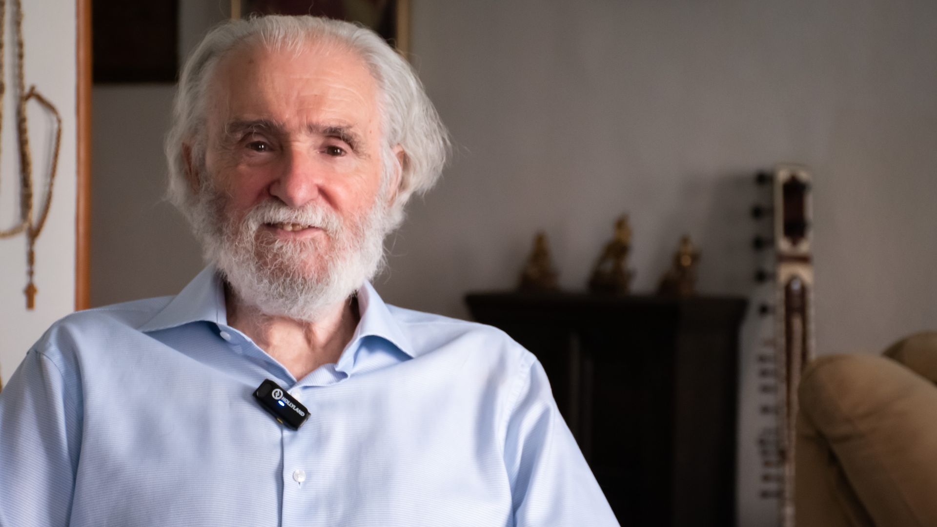 Ramiro Calle, pionero del yoga en España, posando en su casa