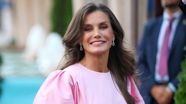 Reina Letizia con vestido de mangas abullonadas 
