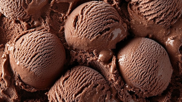 Bolas de helado de chocolate