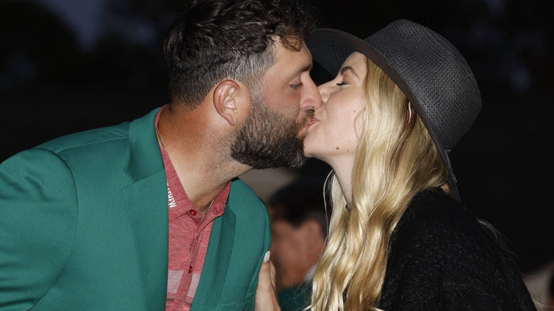 Un romántico beso y el recuerdo a su ídolo: las imágenes del triunfo de Jon Rahm en el Masters de Augusta