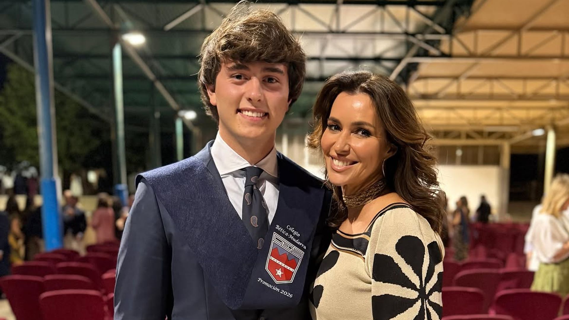 Arantxa del Sol con su hijo el día de su graduación