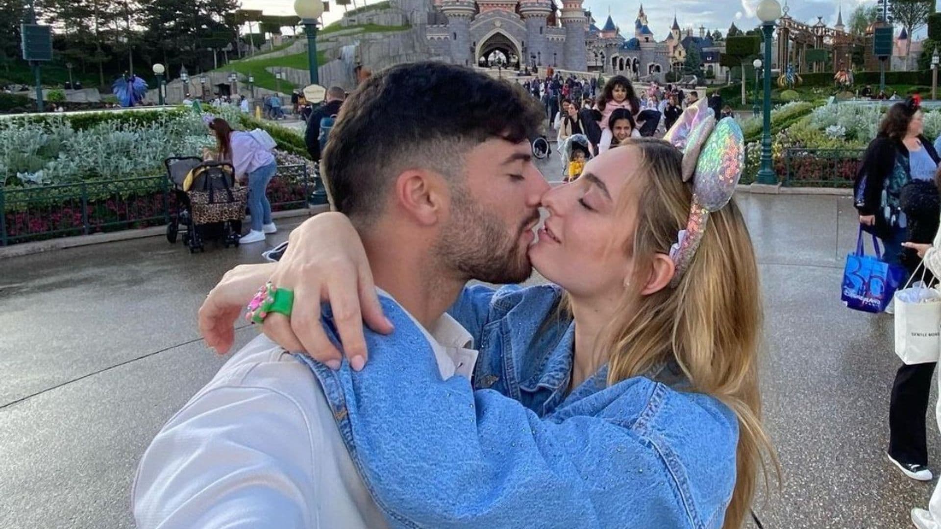 Los 'tiktokers' Natalia Palacios y Carliyo confirman su relación con un romántico beso en París