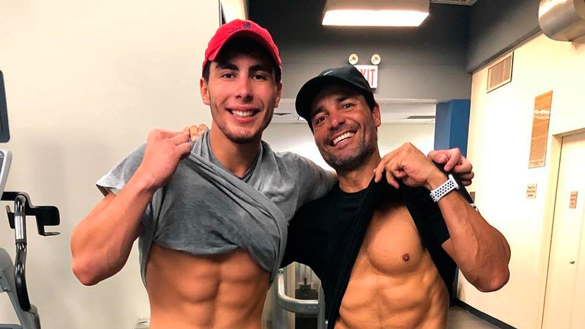 Lorenzo, el hijo de Chayanne, detrás de los pasos de papá ¡con un increíble six pack!