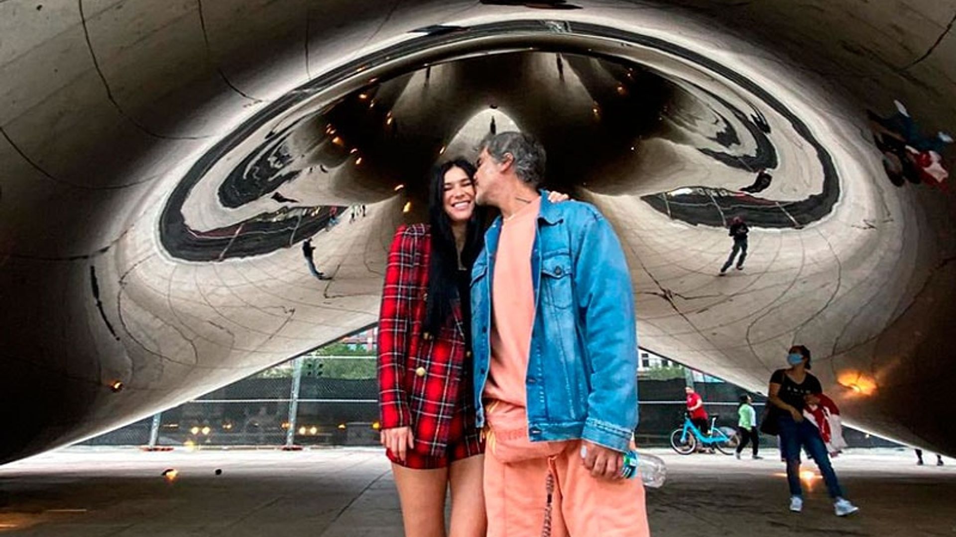 Karla Laveaga comparte románticas imágenes con 'El Potrillo' en Chicago