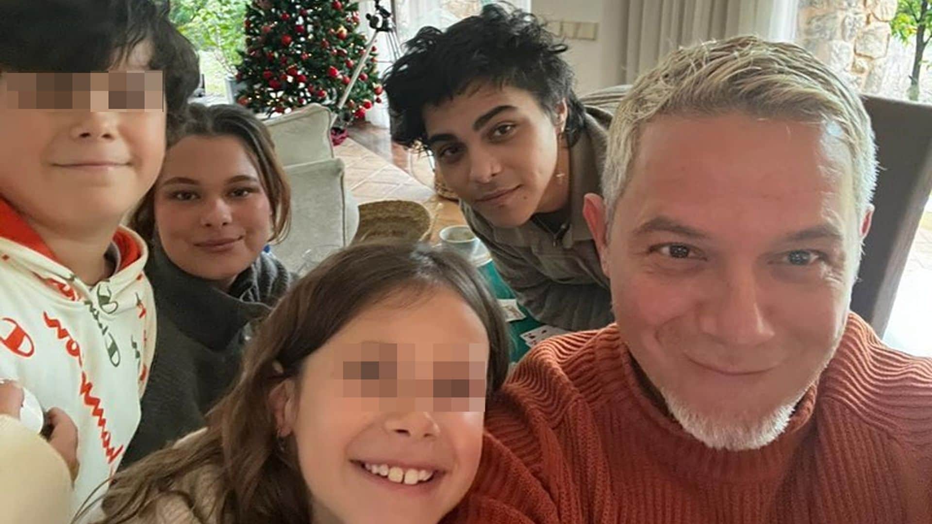 Alejandro Sanz recibe el cariño de sus hijos tras unos días agridulces