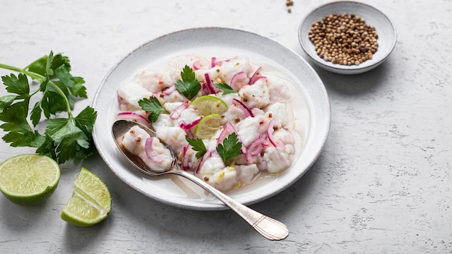 Plato de ceviche con cilantro