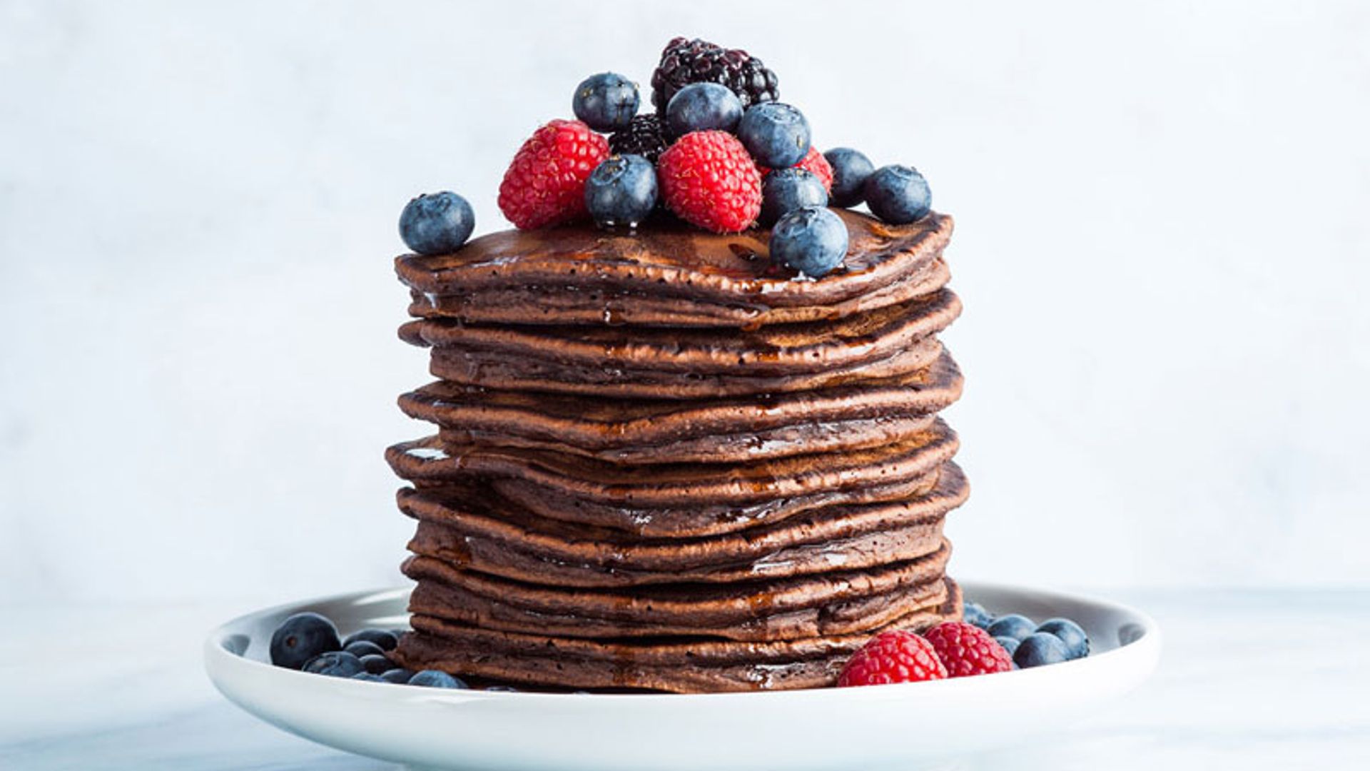 Tortitas de chocolate con frutos silvestres y jarabe de arce