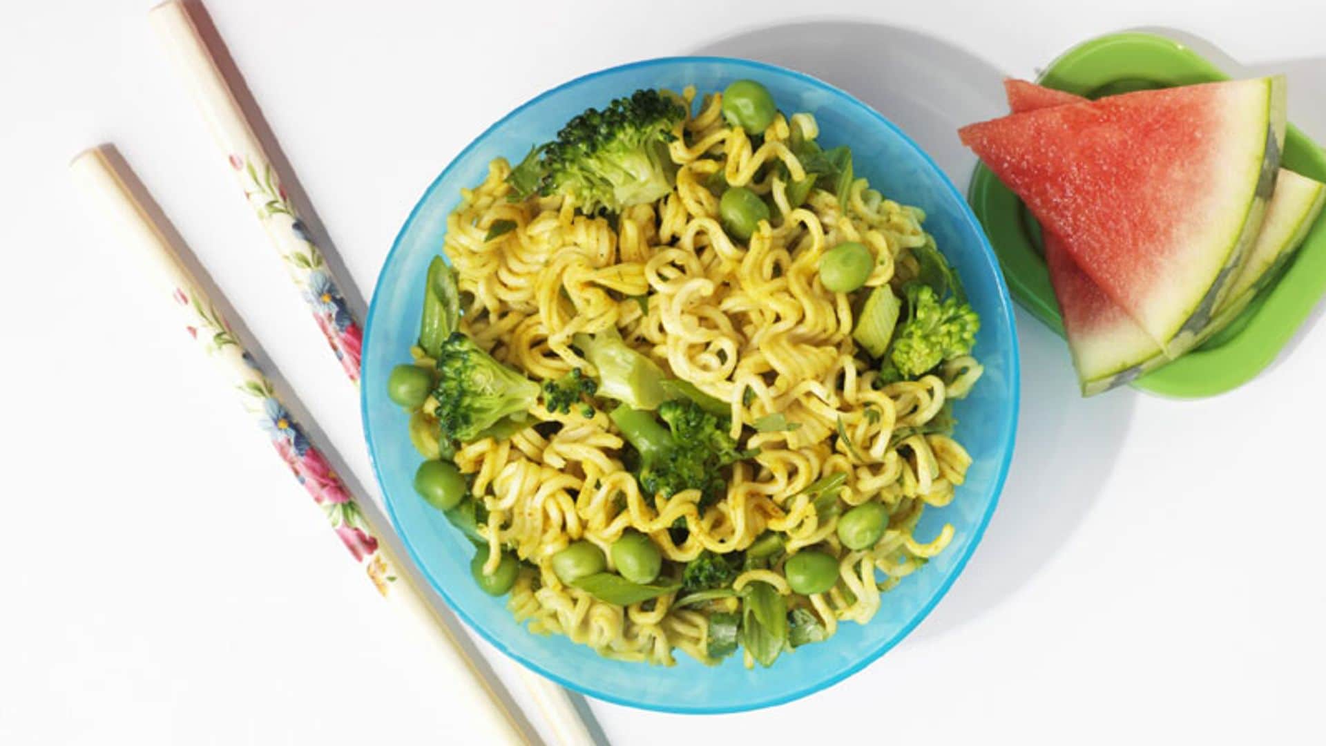 Ramen ligero de brócoli y guisantes