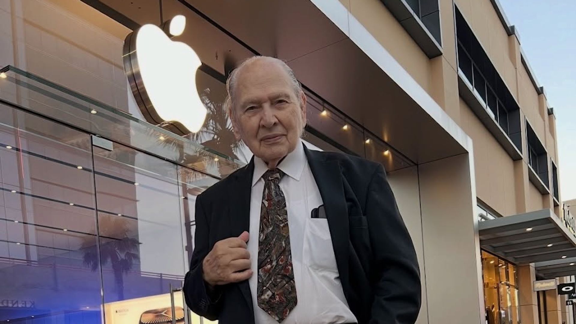 Ronald Wayne fue el tercer fundador de Apple junto a Steve Jobs y Steve Wozniak, aunque abandonó la compañía apenas doce días después de su creación