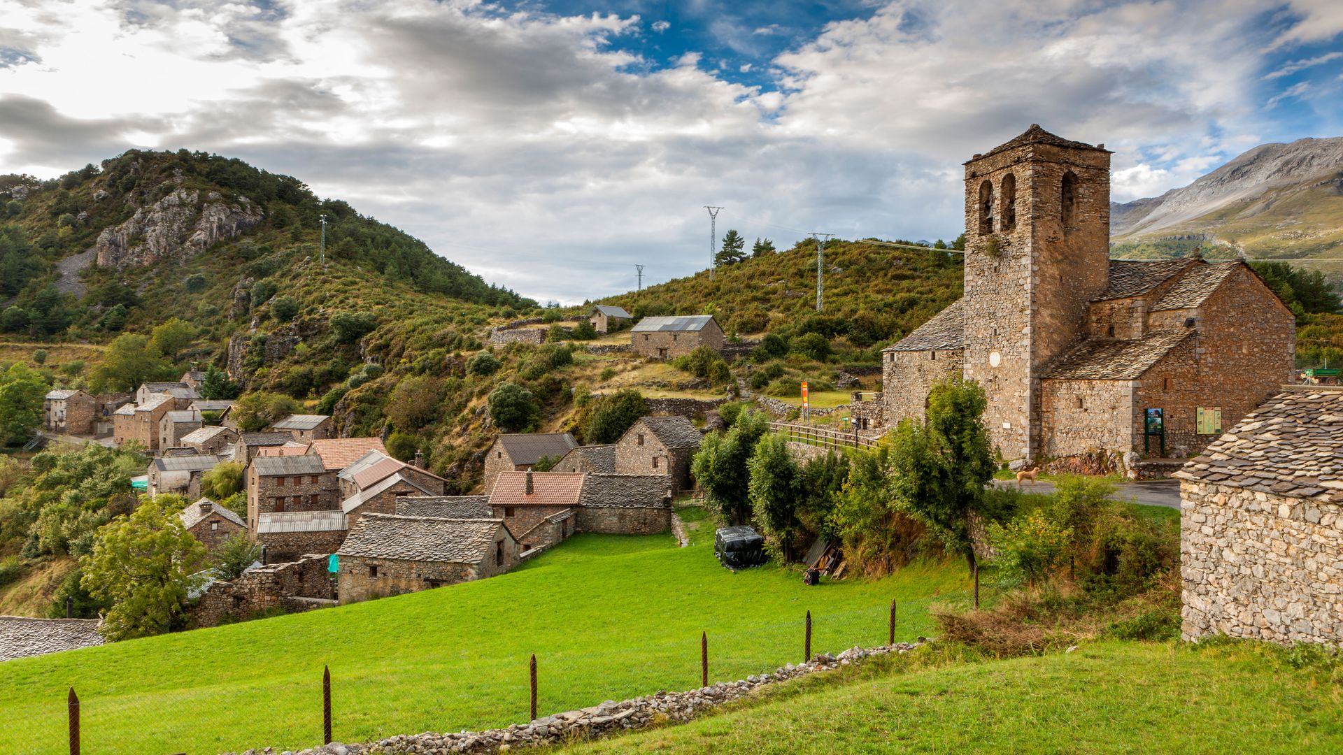El pequeño pueblo de Huesca con brujas, ermitas entre bosques y uno de los paisajes más bellos del Pirineo