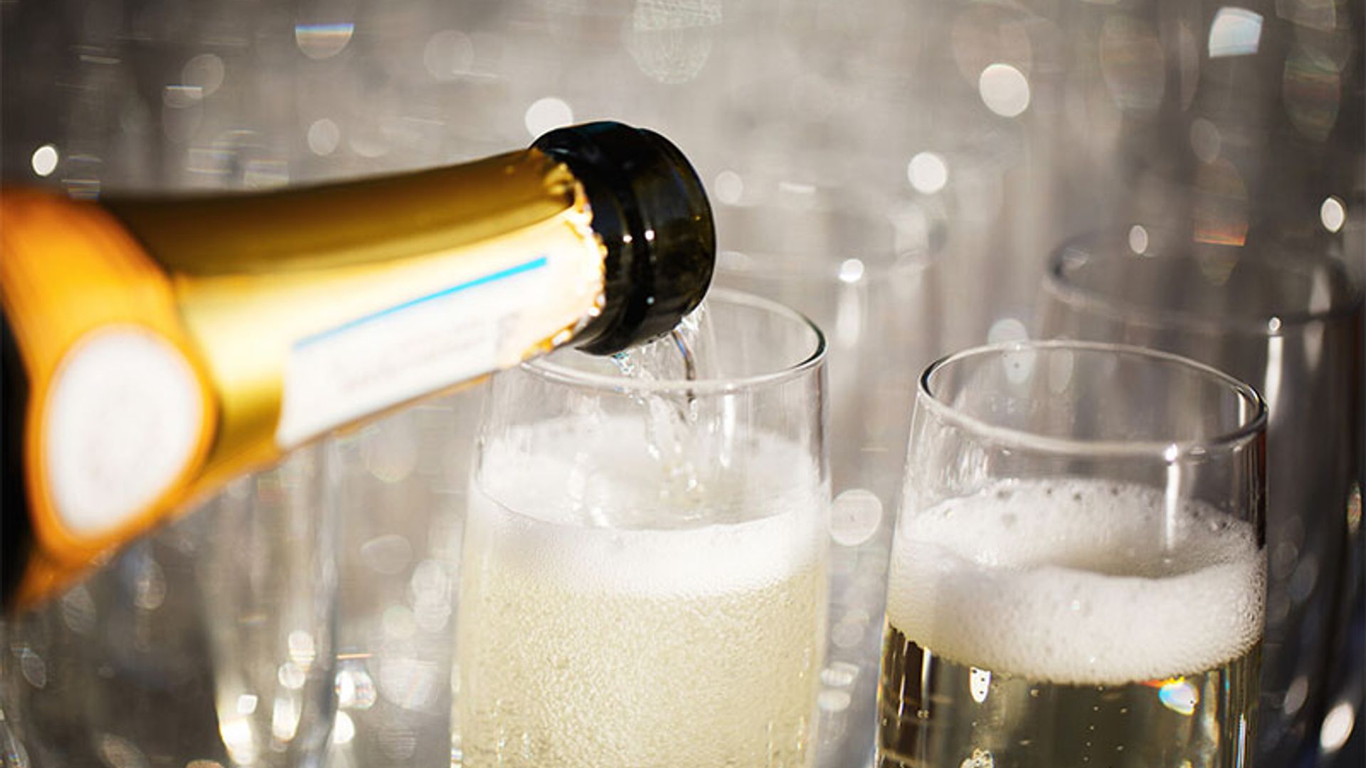 Cómo servir el champagne a la francesa y disfrutarlo al máximo
