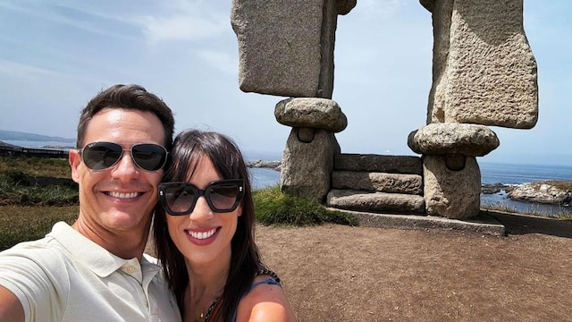 Christian Gálvez y Patricia Pardo celebran sus bodas de algodón en el mirador Ventana al Atlántico, Galicia, 29 de julio de 2024
