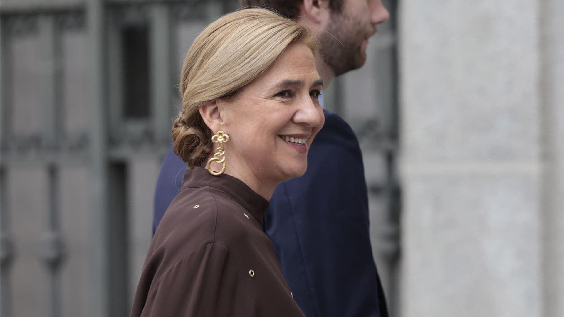 Las infantas Cristina y Elena innovan con sus peinados de invitada en la boda de Almeida y Teresa Urquijo
