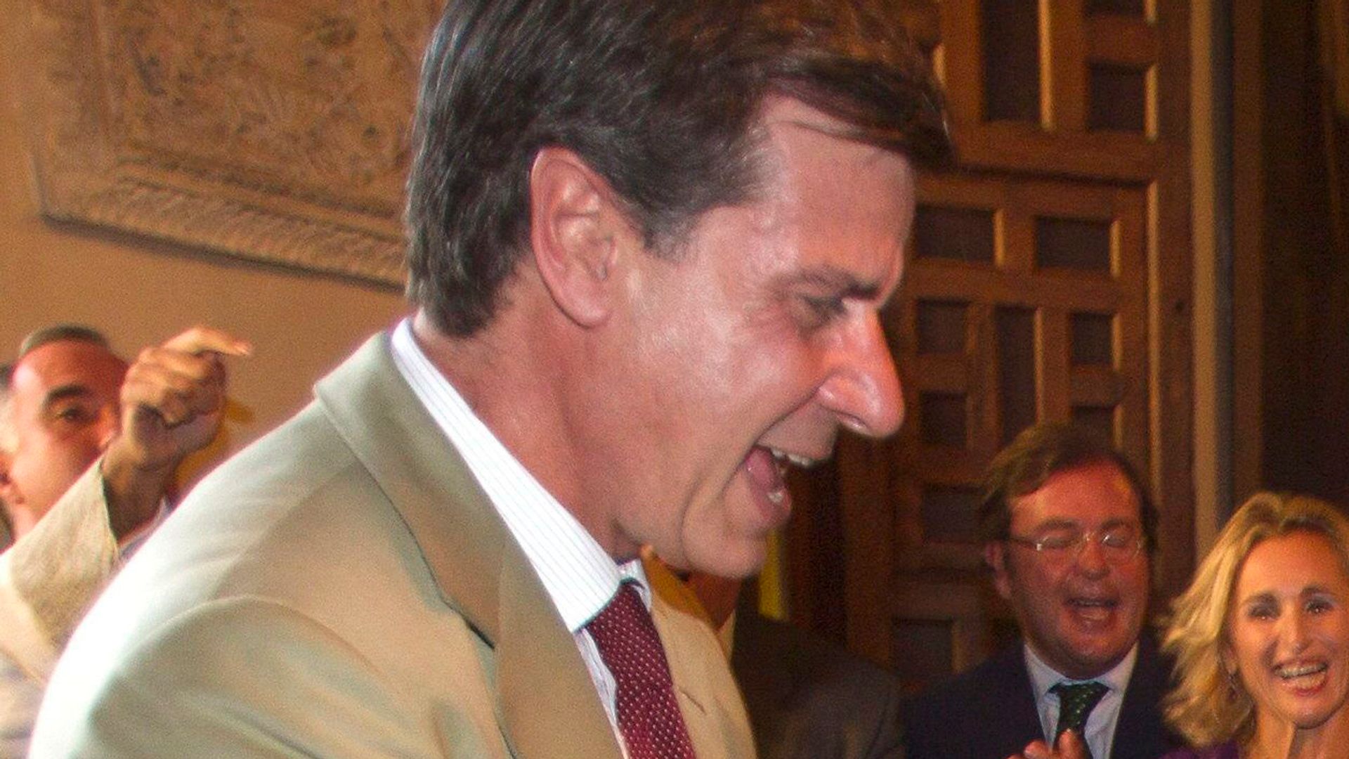 Cayetano Martínez de Irujo, como nunca lo habíamos visto, lo da todo bailando sevillanas en una boda y se hace viral