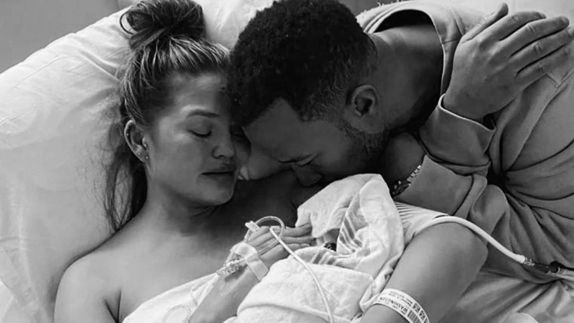 La desgarradora despedida de la madre de Chrissy Teigen a su nieto