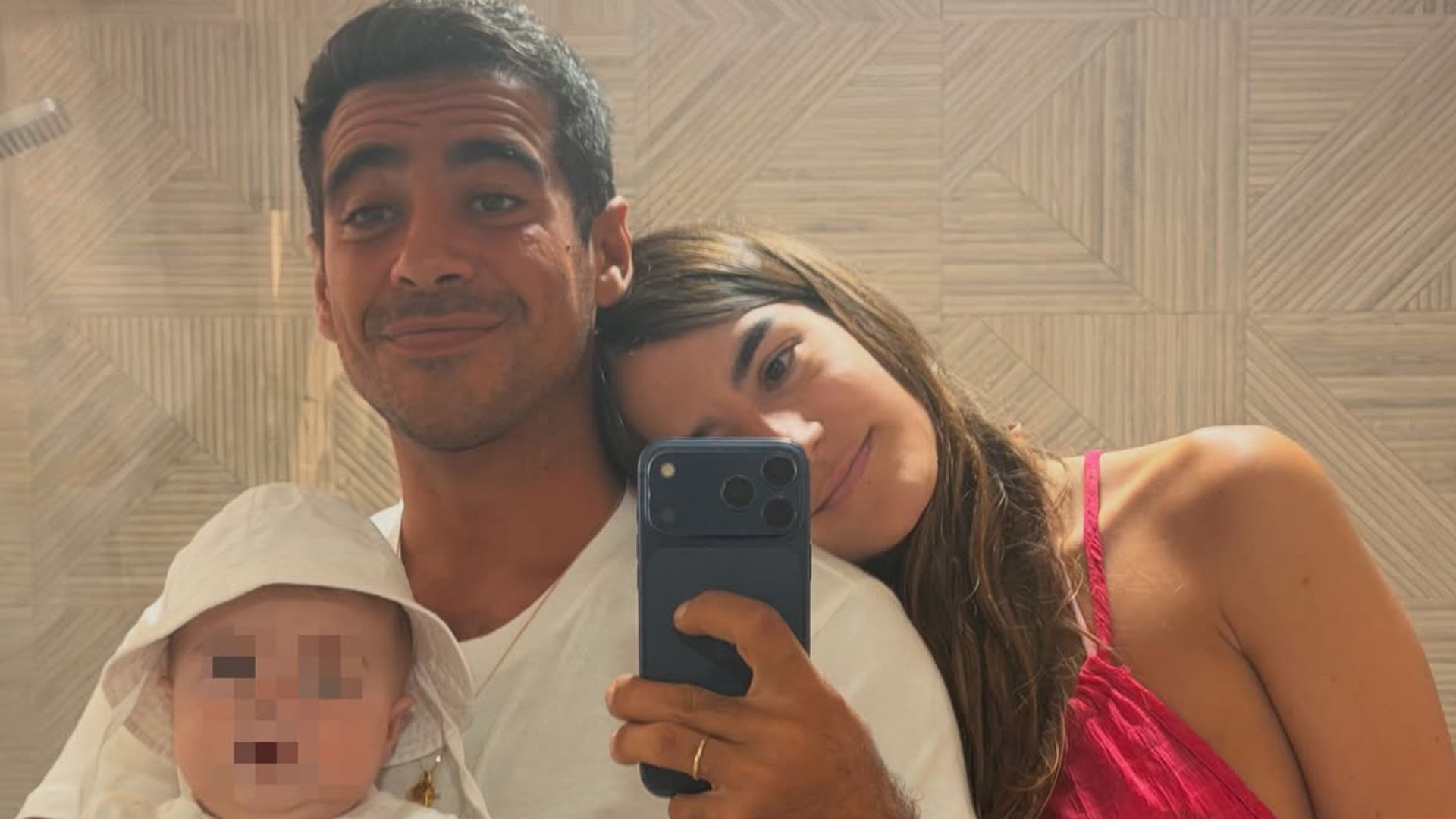 El divertido vídeo del hijo de Blanca Llandres y Alberto Herrera gateando: "Ya tiene nuevo juguete favorito"