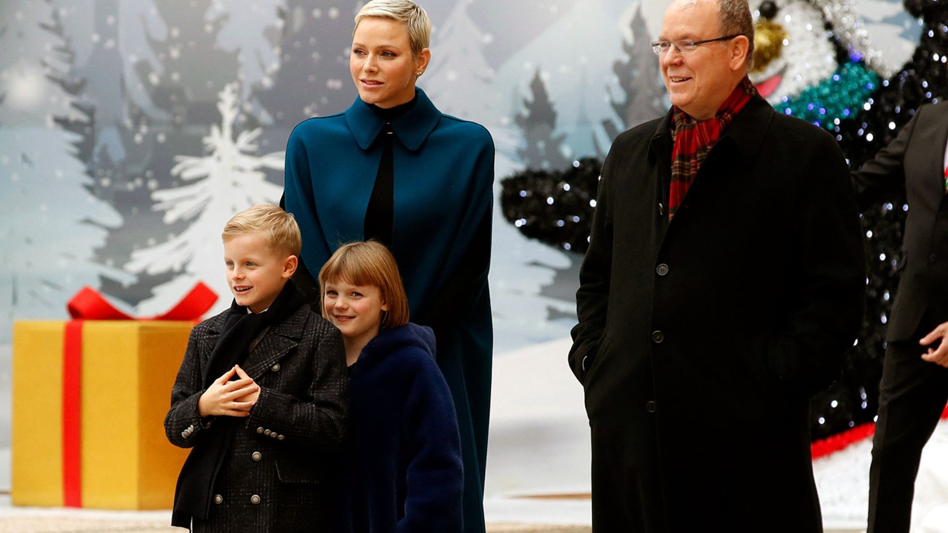 Jacques y Gabriella de Mónaco reciben a Papá Noel en el Palacio Grimaldi, convertido en un rincón del Polo Norte