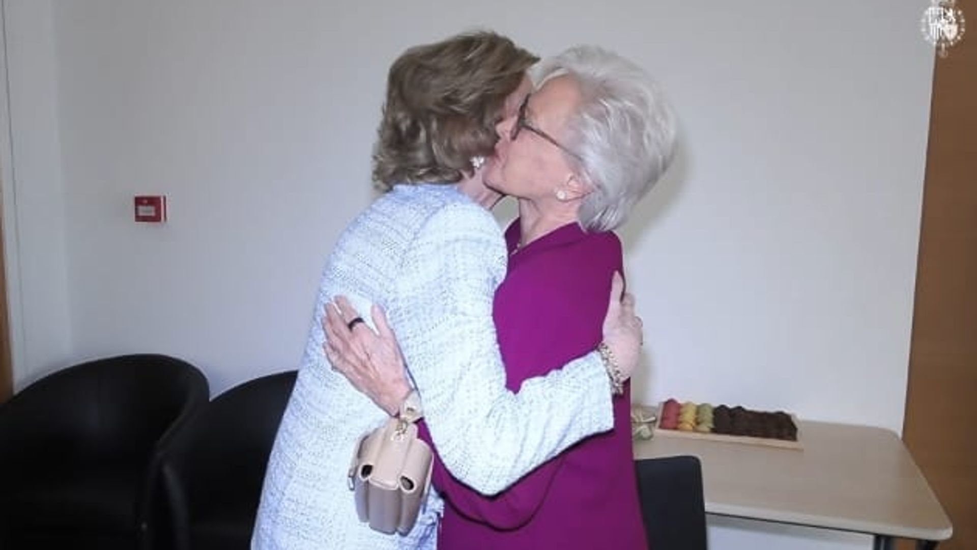 El cariñoso abrazo entre la reina Sofía y su amiga, la princesa Muna de Jordania: todos los detalles de su emotivo reencuentro