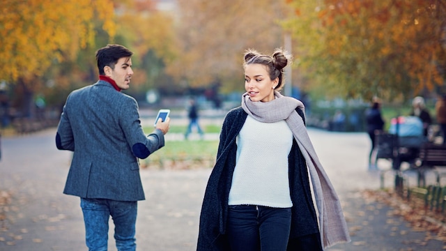 chico y chica que se quedan mirando mientras dan un paseo