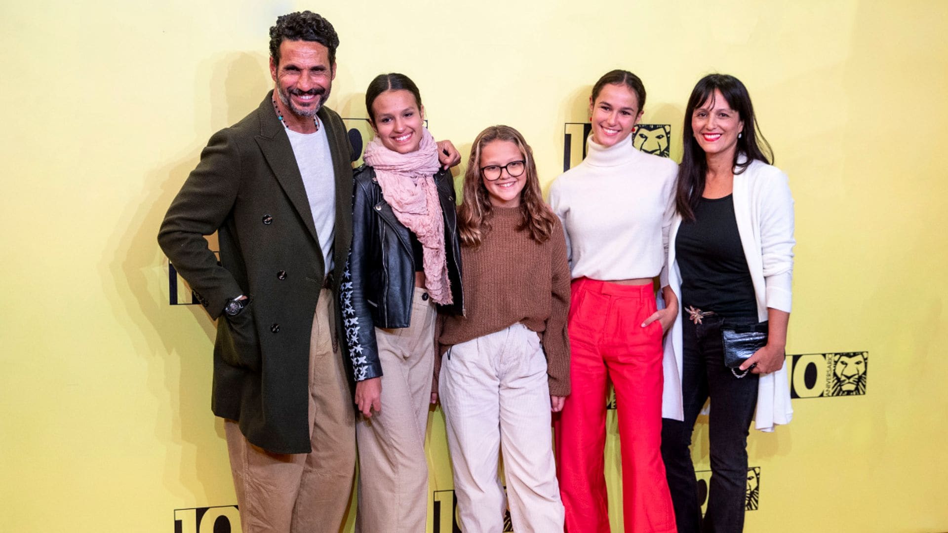 La preciosa familia de Óscar Higares a sus 52 años: enamorado desde hace más de tres décadas y padre de tres hijas