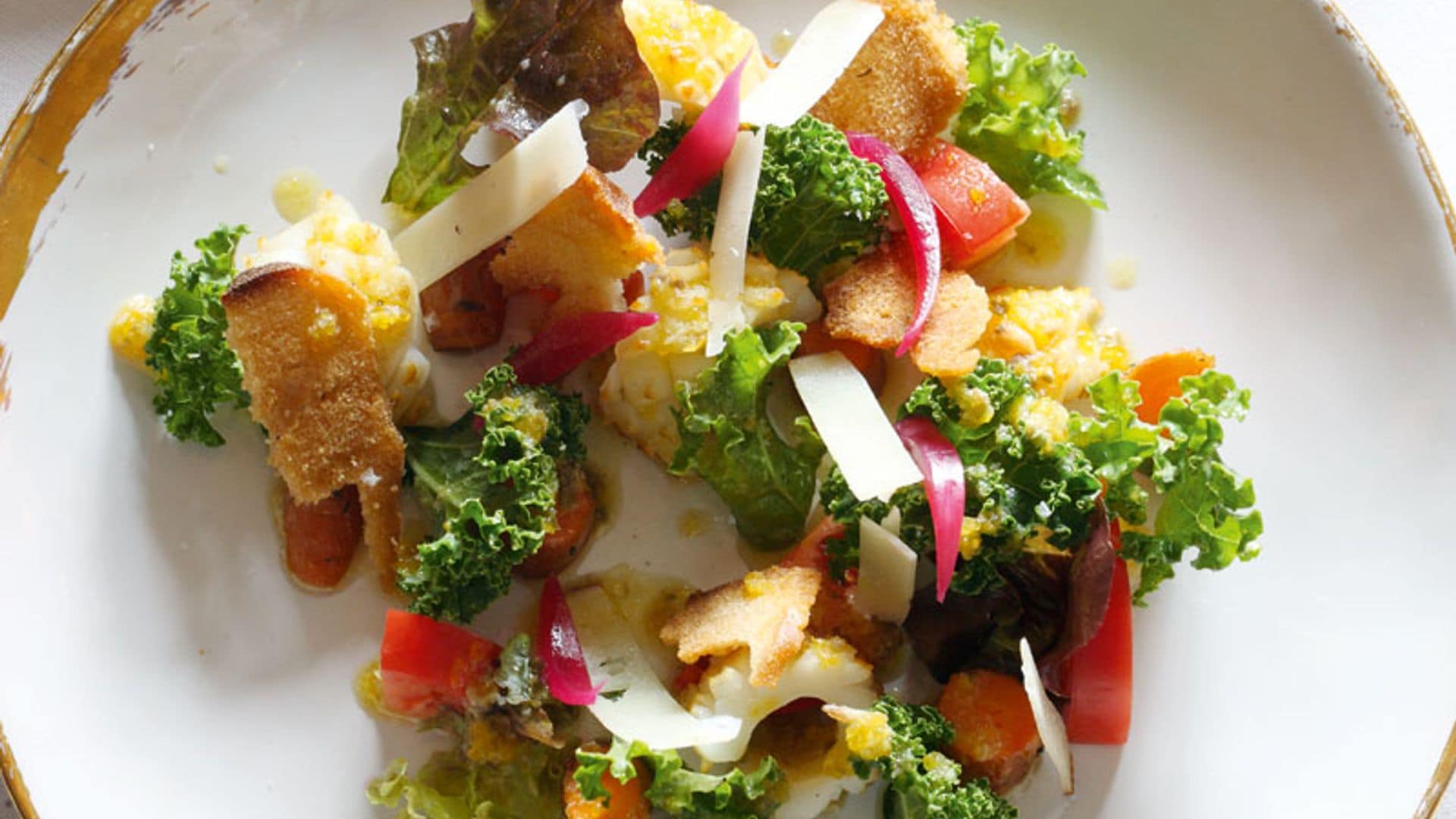 Ensalada tibia de kale, calamar de potera y salsa César