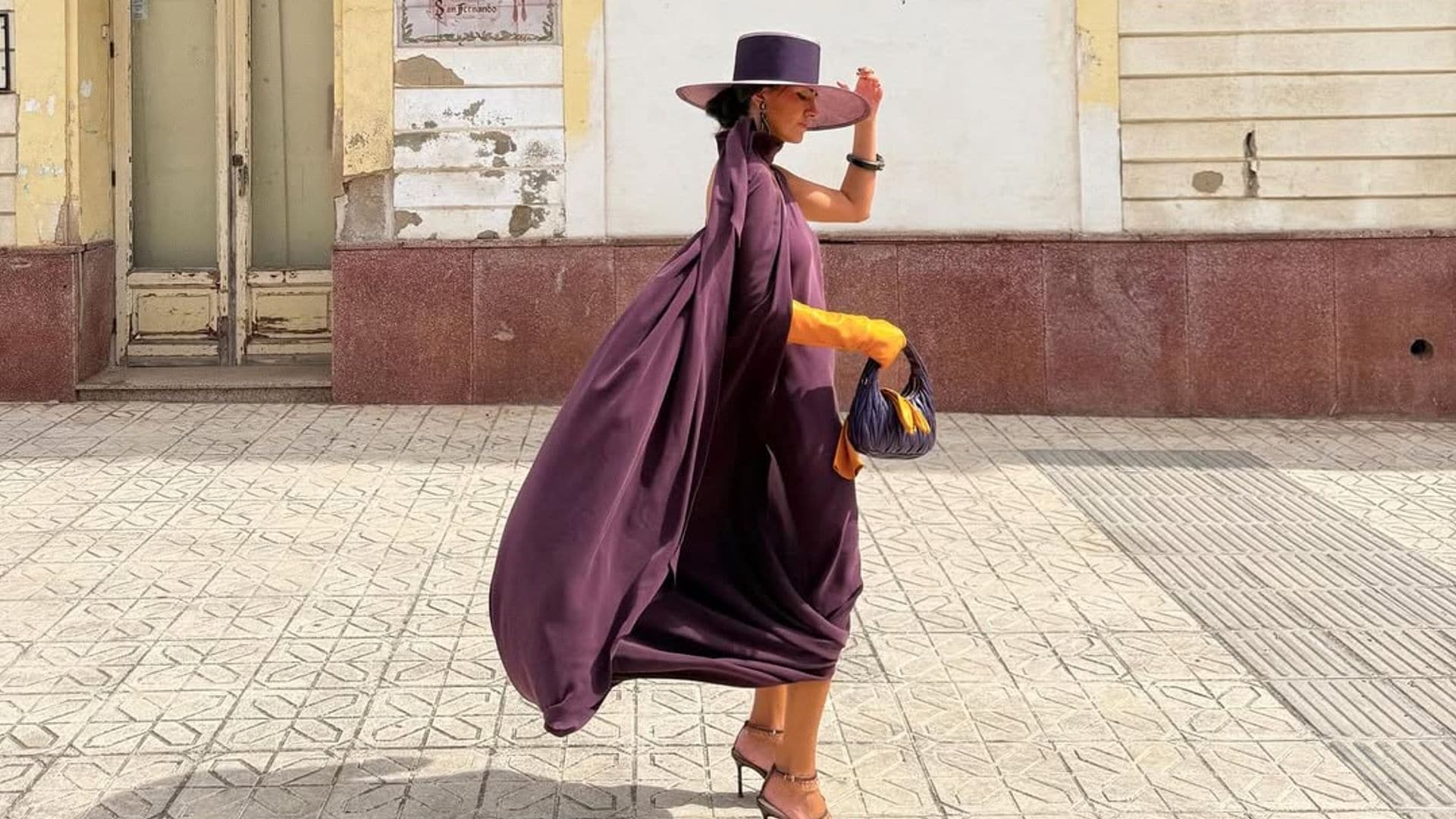 Invitada de boda con guantes