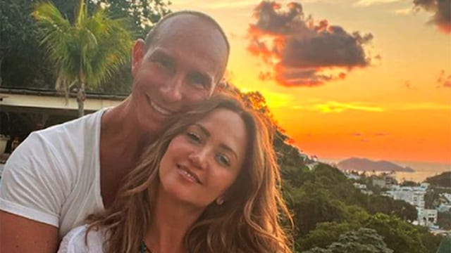 Erik Rubín y Andrea Legarreta posando con el atardecer