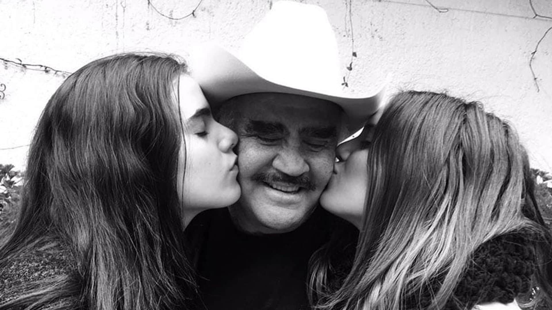 Camila y América Fernández se despiden de su ‘tata’, Don Vicente Fernández