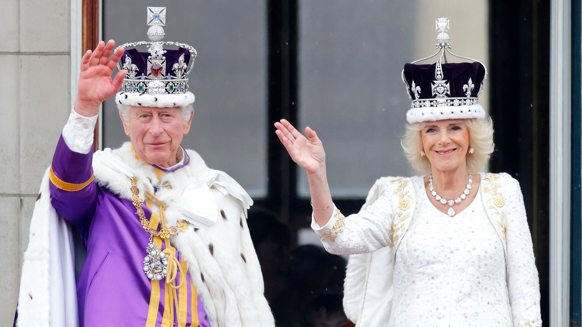 El rey Carlos III y la reina Camilla celebran dos años de su coronación con nuevos retratos